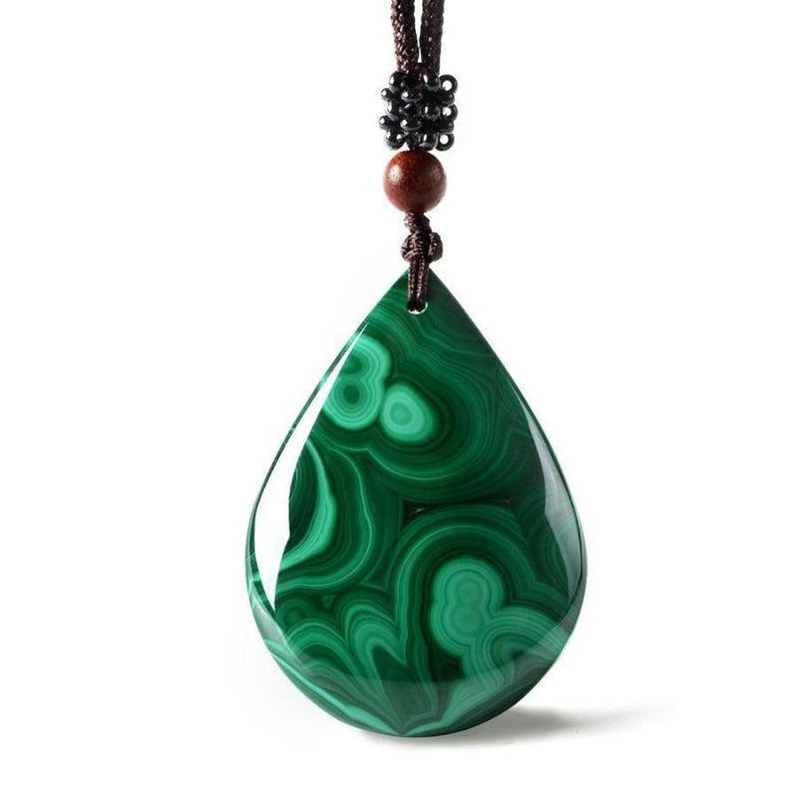 Pendentif en malachite en forme de goutte d'eau sur fond blanc