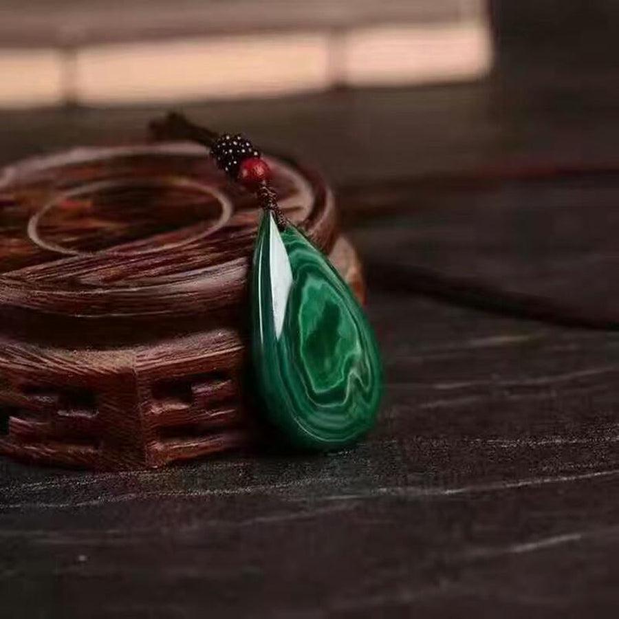 Vue rapprochée du pendentif malachite montrant ses motifs naturels