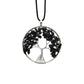 Pendentif Arbre de Vie avec pierres colorées en gros plan