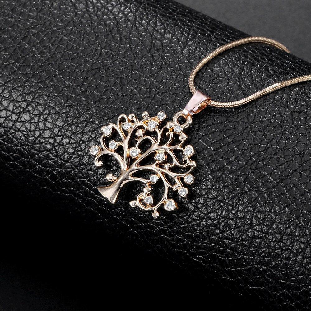 Vue rapprochée du pendentif Arbre de Vie or