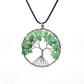 Détail des pierres multicolores sur un pendentif Arbre de Vie
