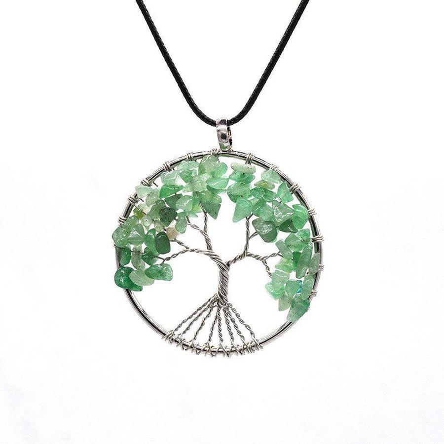 Détail des pierres multicolores sur un pendentif Arbre de Vie