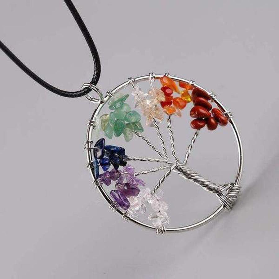 Détail des pierres semi-précieuses sur le pendentif arbre de vie