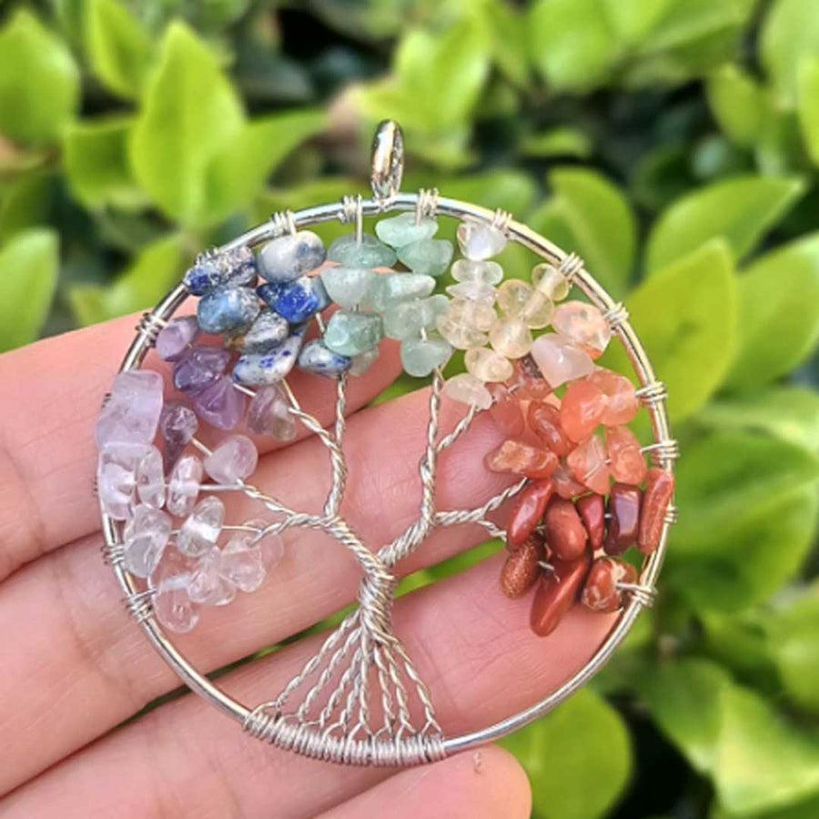 Vue d'ensemble du pendentif arbre de vie et chakras