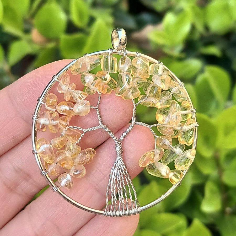 Vue d'ensemble d'un pendentif Arbre de Vie avec pierres variées