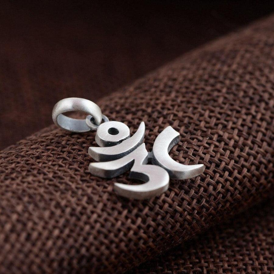 Pendentif Aum en argent sterling sur fond blanc