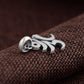 Gros plan du symbole Aum en argent poli