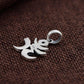 Vue latérale du pendentif Aum, détails gravés