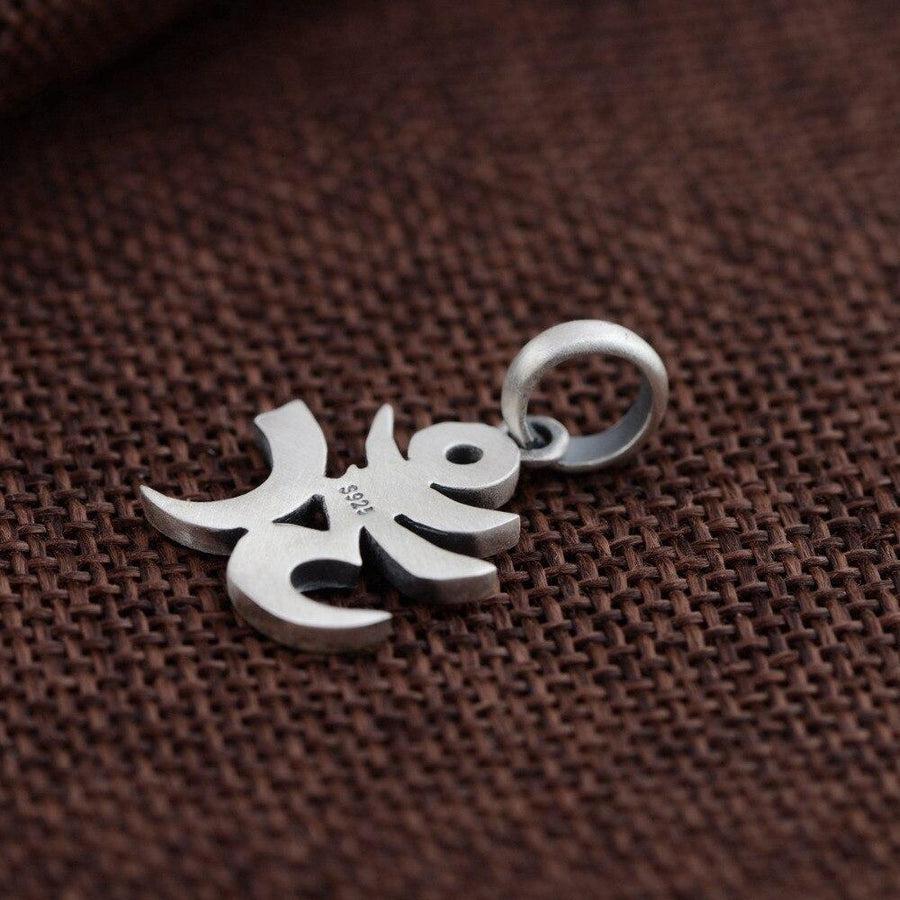 Vue latérale du pendentif Aum, détails gravés