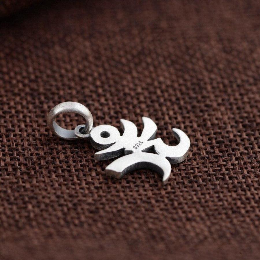 Pendentif Aum suspendu, chaîne non visible