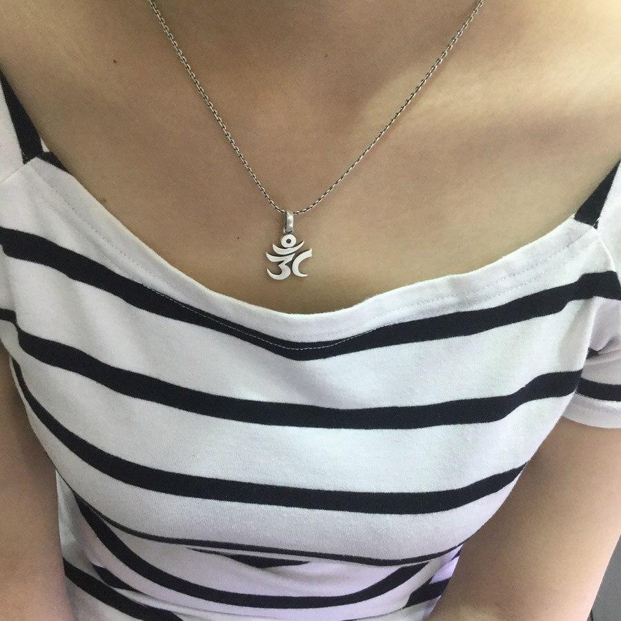 Détail du pendentif Aum, texture argentée