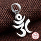 Pendentif Aum argenté, vue de face complète
