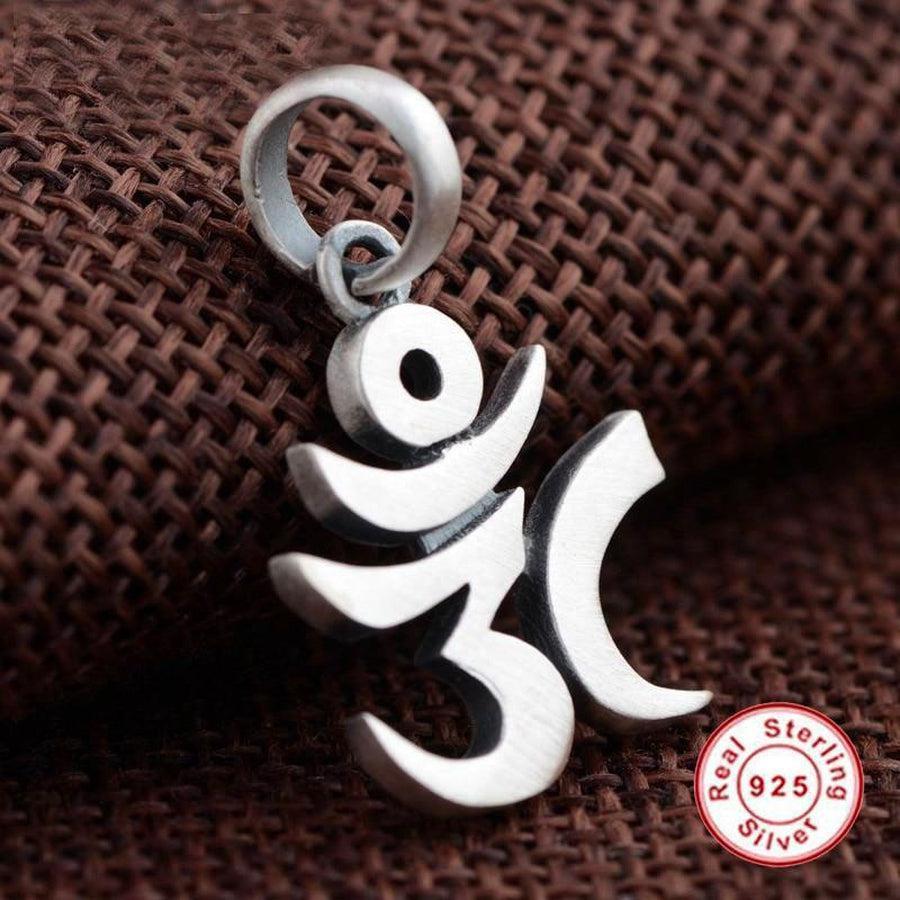 Pendentif Aum argenté, vue de face complète