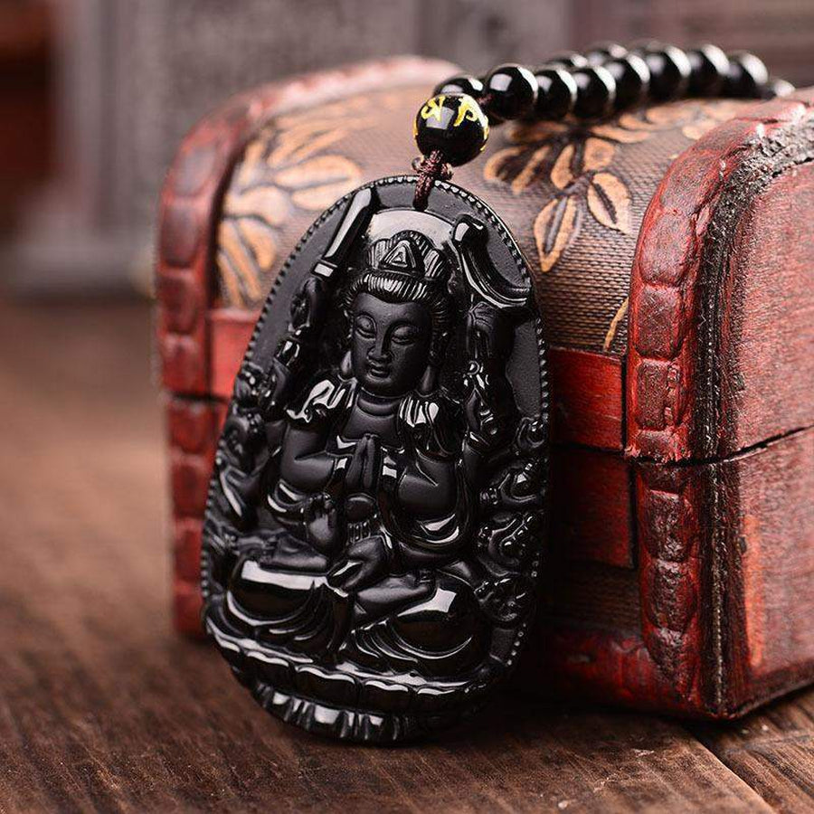 Pendentif en obsidienne noire avec Avalokitesvara gravé