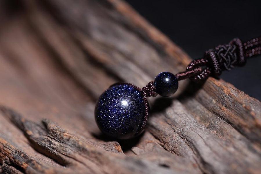 Pendentif en gré bleu avec corde tissée
