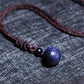 Gros plan sur pendentif aspect ciel étoilé