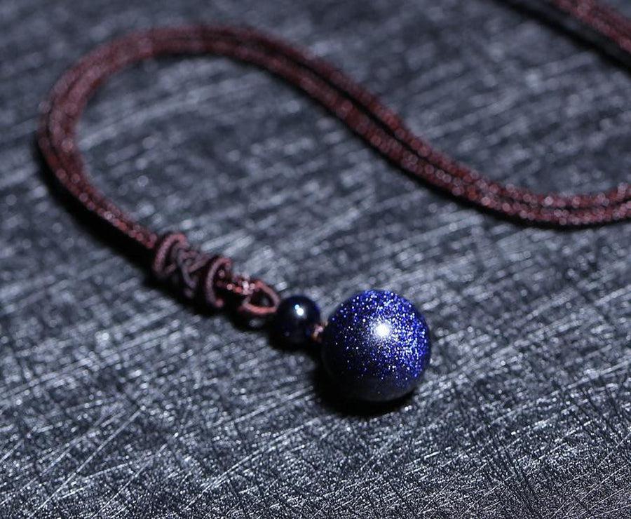 Gros plan sur pendentif aspect ciel étoilé