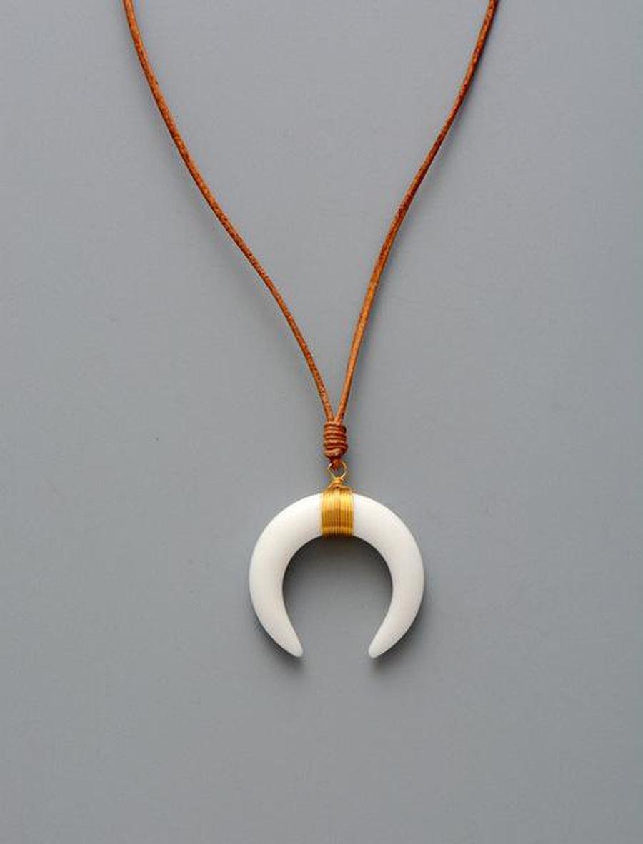 Détail du pendentif en agate, texture et couleur visibles