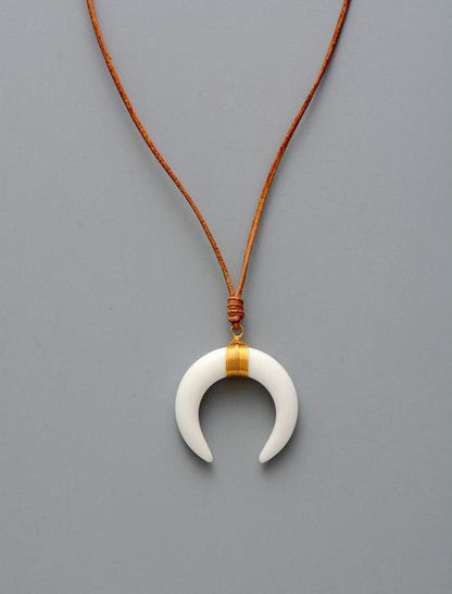 Détail du pendentif en agate, texture et couleur visibles