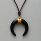 Pendentif en agate sur fond noir, cordon en cuir