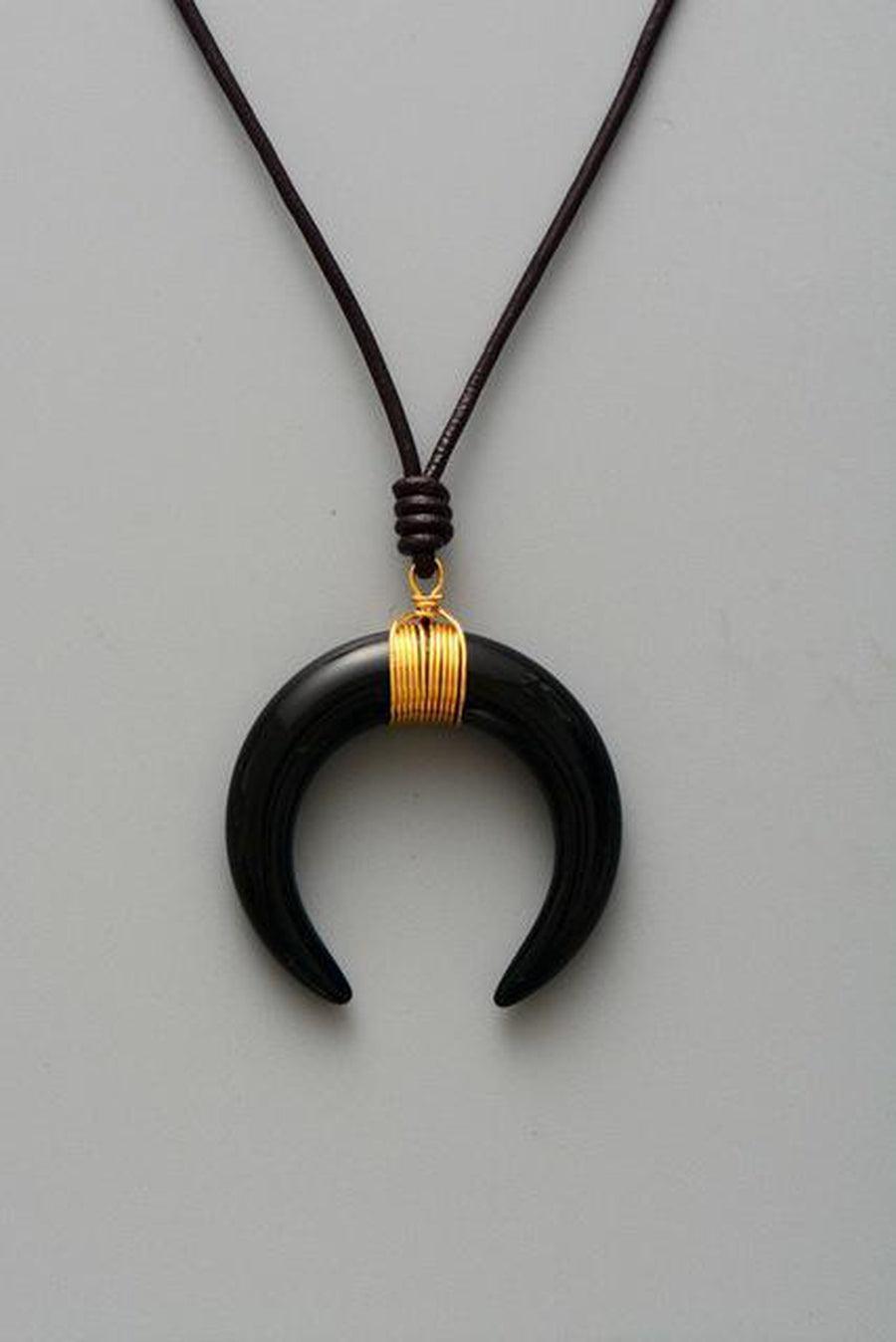 Pendentif en agate sur fond noir, cordon en cuir
