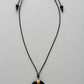Pendentif croissant de lune en agate sur fond blanc