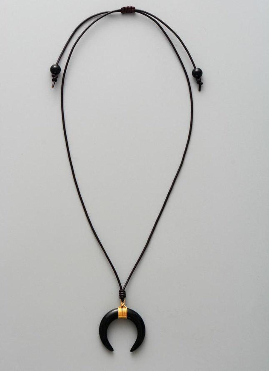 Pendentif croissant de lune en agate sur fond blanc
