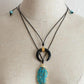 Gros plan sur le pendentif en agate, cordon en cuir visible