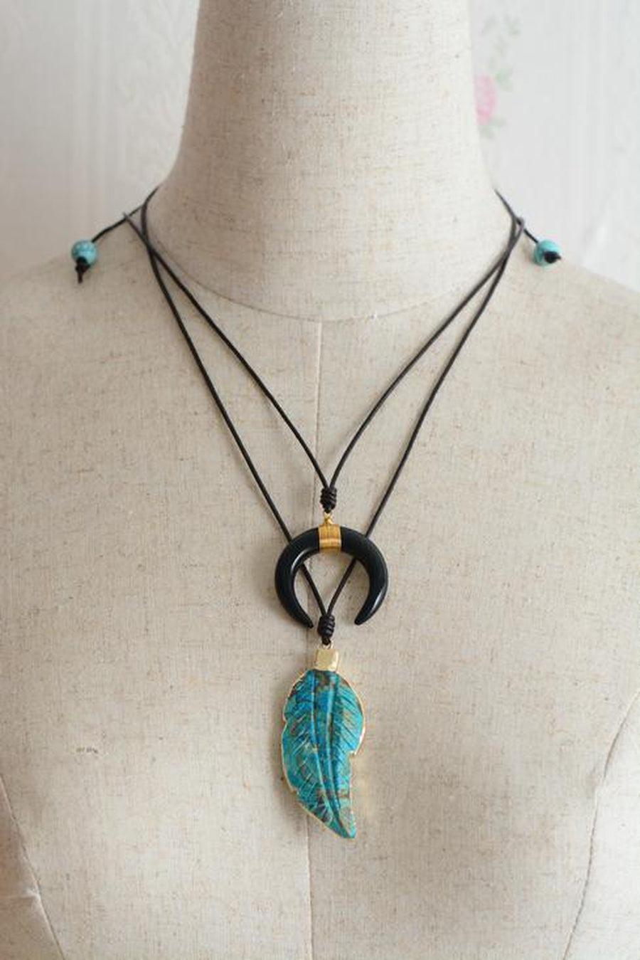 Gros plan sur le pendentif en agate, cordon en cuir visible