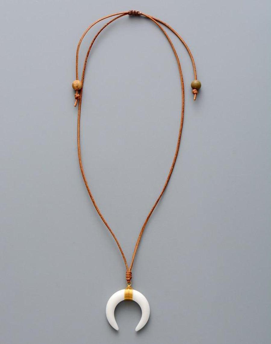 Vue de face du pendentif en agate, forme croissant de lune
