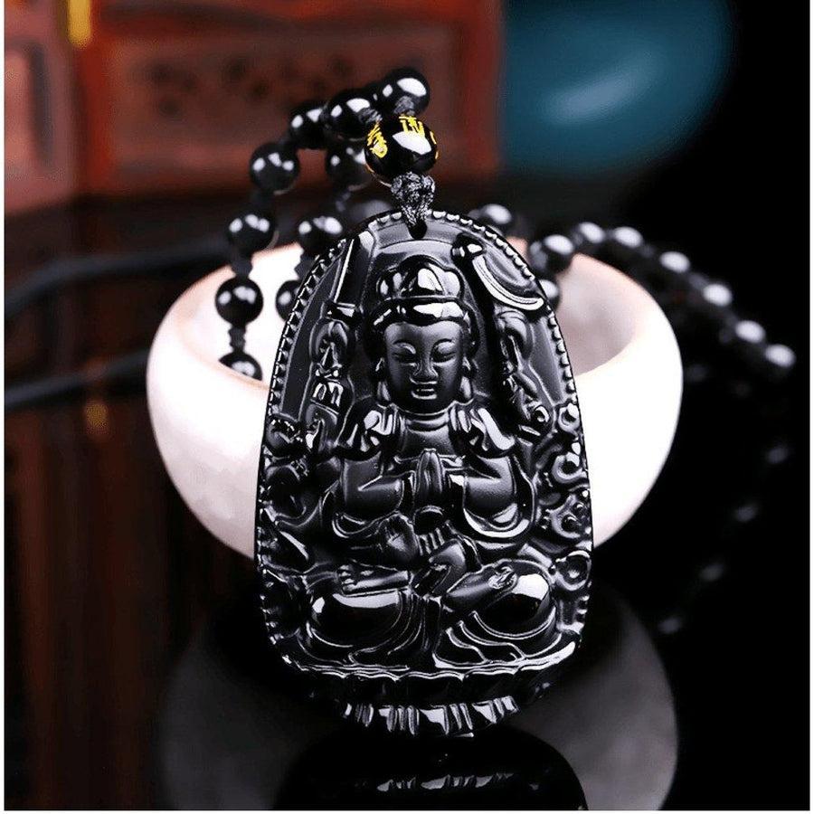 Pendentif Bouddha en obsidienne sur fond blanc