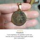 Vue rapprochée du pendentif en argent avec gravures détaillées