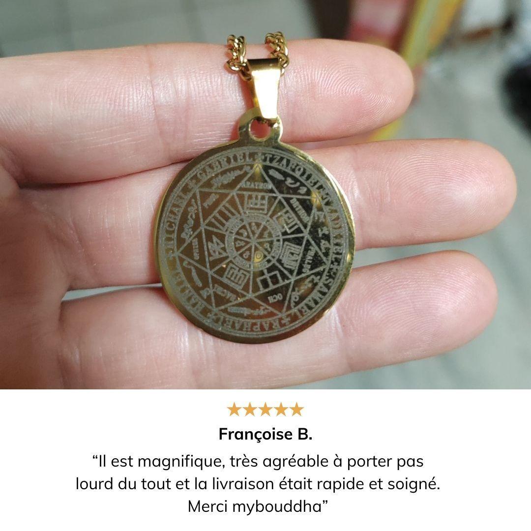 Vue rapprochée du pendentif en argent avec gravures détaillées