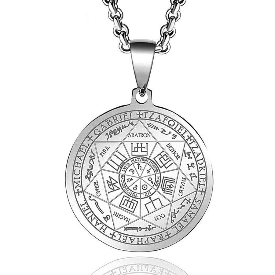 Pendentif noir avec noms des archanges, fond clair