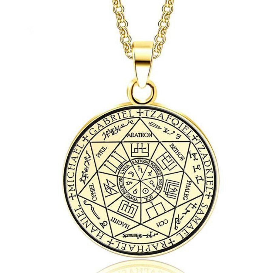 Gros plan sur le pendentif argenté, détails des gravures