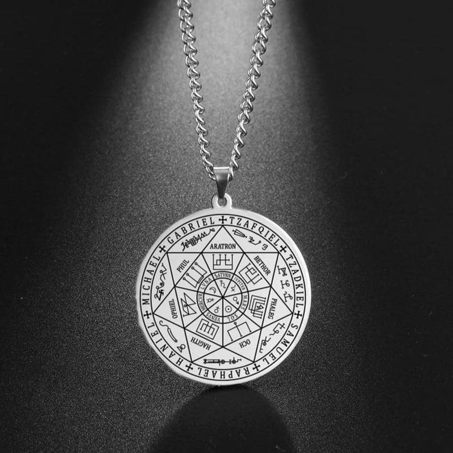 Vue d'ensemble du pendentif en or, gravures visibles