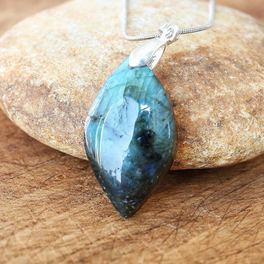 Gros plan sur pendentif labradorite, chaîne en métal argenté