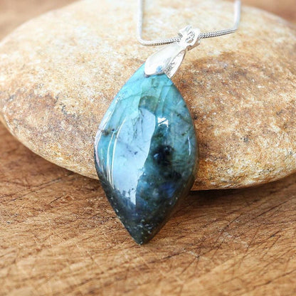 Gros plan sur pendentif labradorite, chaîne en métal argenté
