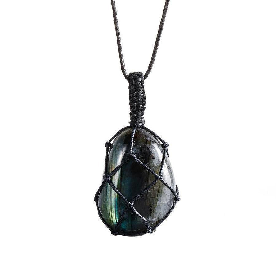 Pendentif en labradorite aux reflets changeants sous la lumière