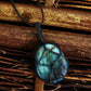 Vue latérale d'un pendentif en labradorite, forme organique