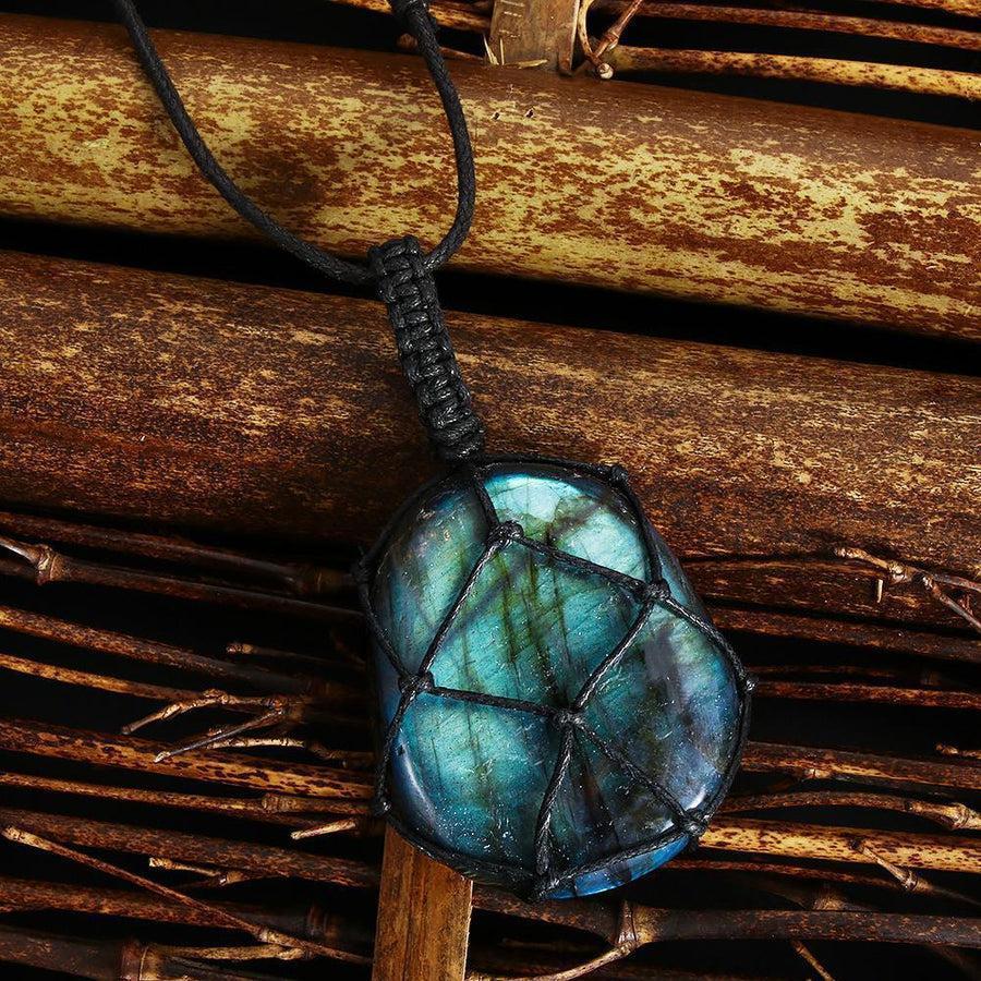 Vue latérale d'un pendentif en labradorite, forme organique