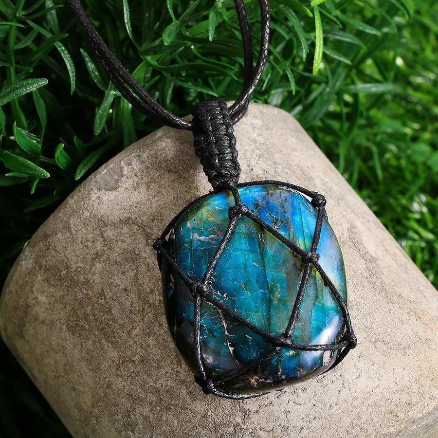 Pierre de labradorite taillée, mise en valeur par la lumière