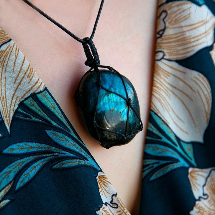 Pendentif en labradorite, capturant la lumière naturelle