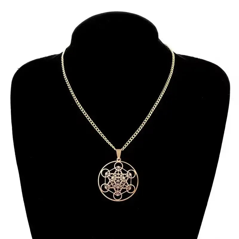 Pendentif Métatron en acier inoxydable sur fond blanc
