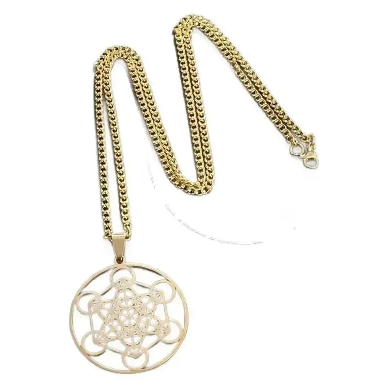 Gros plan du motif géométrique du pendentif Métatron