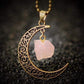 Pendentif demi-lune avec pierre brute améthyste en gros plan