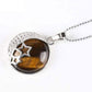 Vue rapprochée du pendentif demi-lune et étoile
