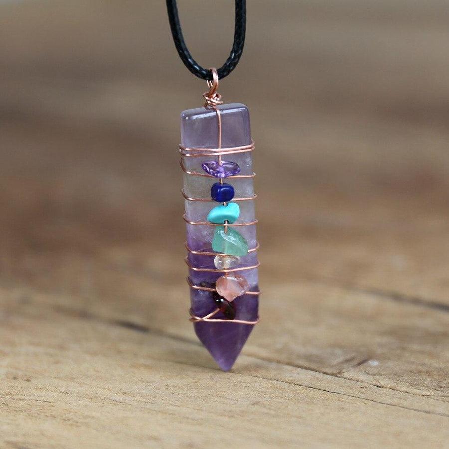 Pendentif en améthyste et cuivre sur fond blanc