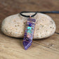Détail du pendentif montrant les pierres des chakras