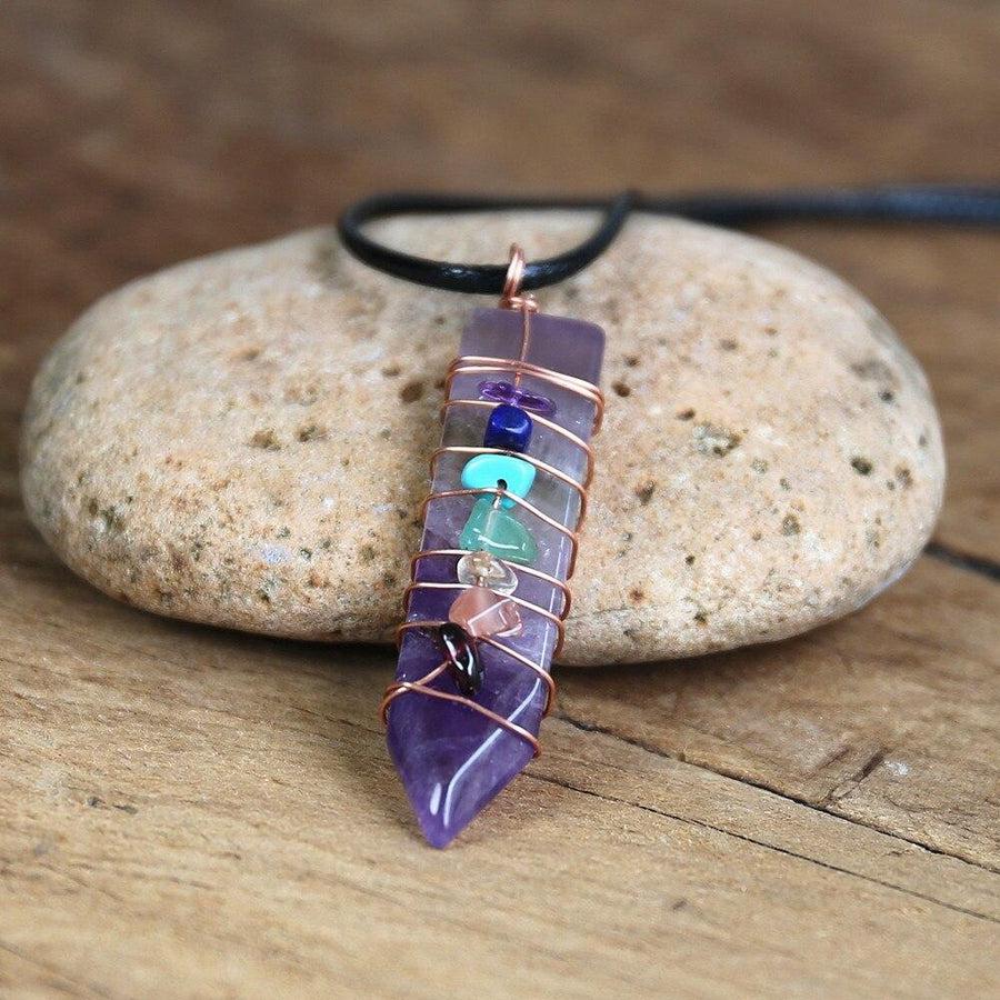 Détail du pendentif montrant les pierres des chakras